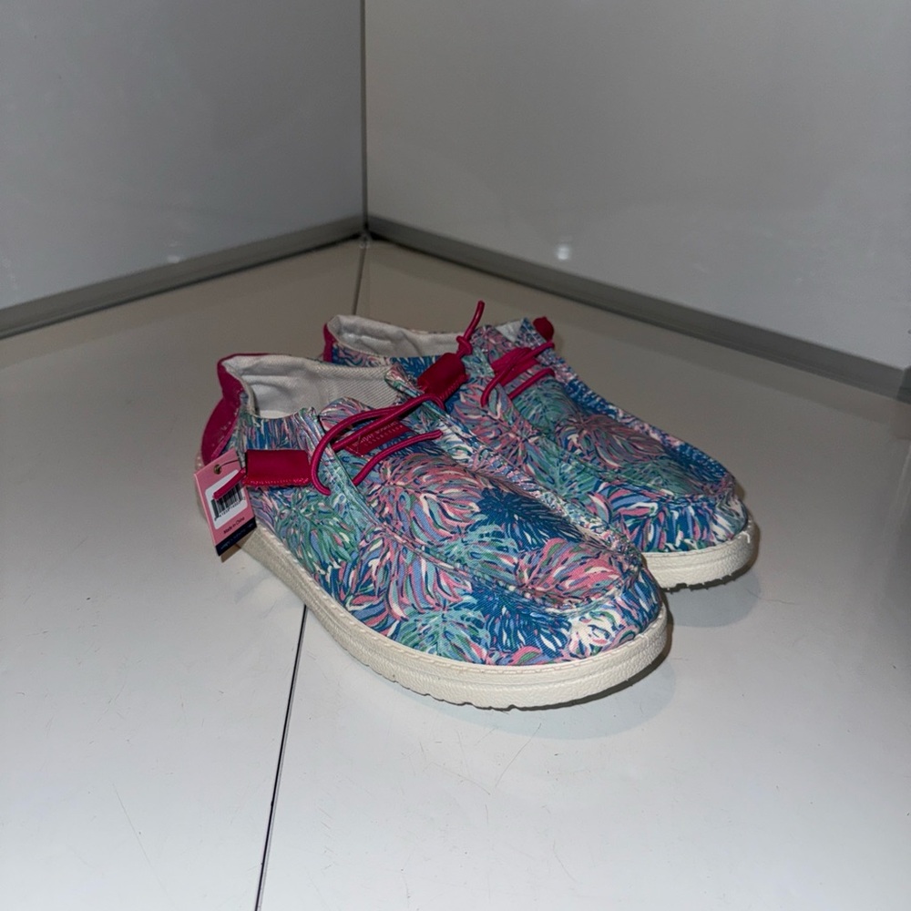 Women's Simply Southern Slip-On Size 7 Pink Blue Green Leaf Design